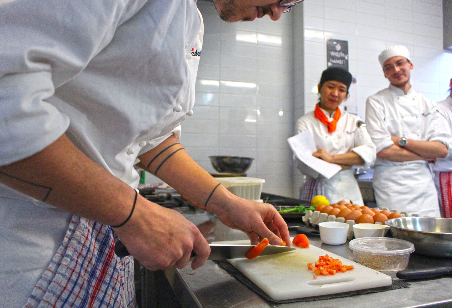 42868619_1894061630683741_72049485569169